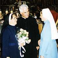 S. Helena Ko�cz i s. Sylwia Giraldo z ks. prob. Szymonem Nosalem