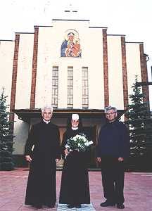 Od lewej: ks. Szymon Nosal, s. Matylda Pawul i ks. Stanis�aw Pawul